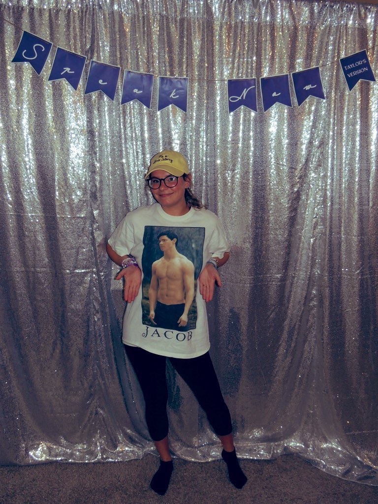 coolchxoutthere's tweet photo. AGAIN JUST SAYING I WORE THIS LAST NIGHT AND I MANIFESTED THIS!!!!!!!!! #ISeeYouMusicVideo #SpeakNowTaylorsVersion https://t.co/jcVdKJf28B