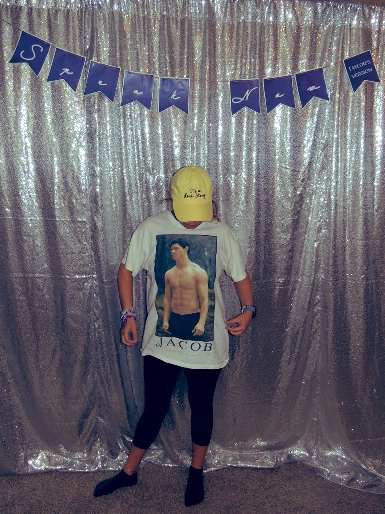 coolchxoutthere's tweet photo. AGAIN JUST SAYING I WORE THIS LAST NIGHT AND I MANIFESTED THIS!!!!!!!!! #ISeeYouMusicVideo #SpeakNowTaylorsVersion https://t.co/jcVdKJf28B