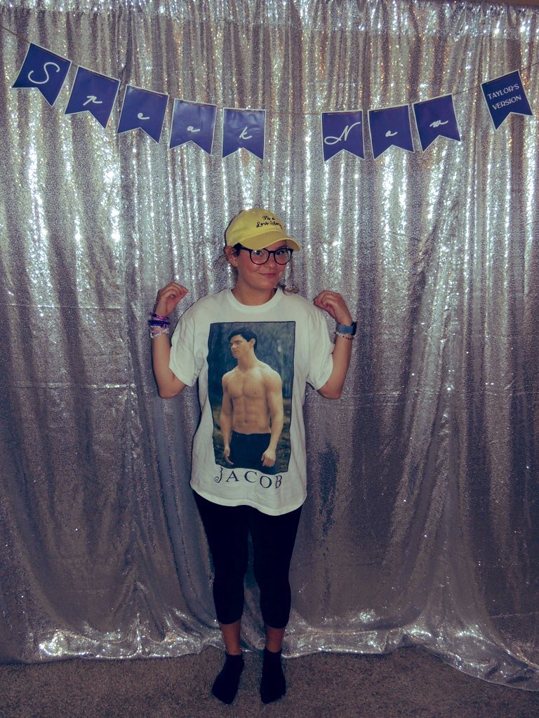 coolchxoutthere's tweet photo. AGAIN JUST SAYING I WORE THIS LAST NIGHT AND I MANIFESTED THIS!!!!!!!!! #ISeeYouMusicVideo #SpeakNowTaylorsVersion https://t.co/jcVdKJf28B