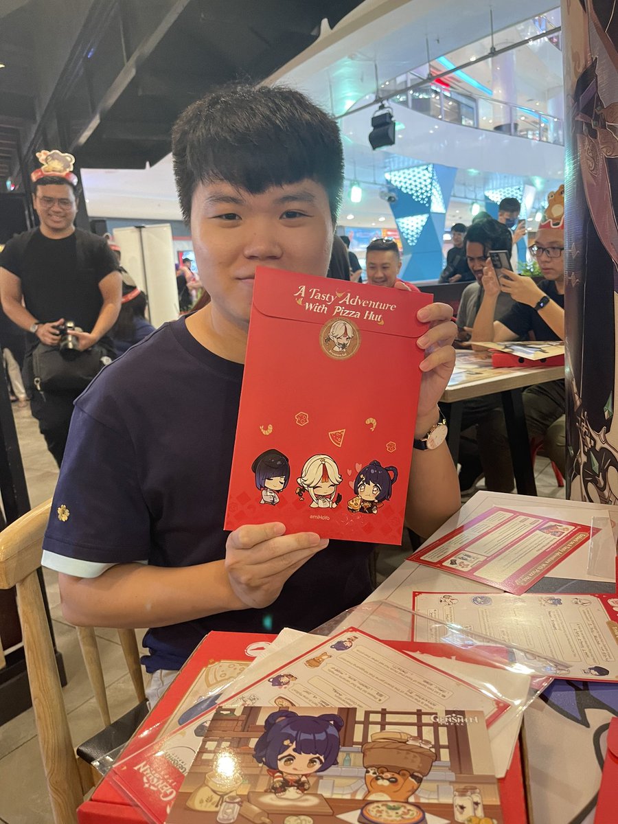 chiew_dax's tweet photo. I have a newfound fave #PizzaHutMelts that i can enjoy on my own with #PizzaHutxGenshinImpact @pizzahutmalaysia https://t.co/Kf3ZmUxmSW