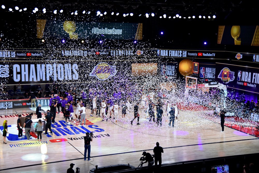 HellaADZ's tweet image. That Motherfucker back there is not real”