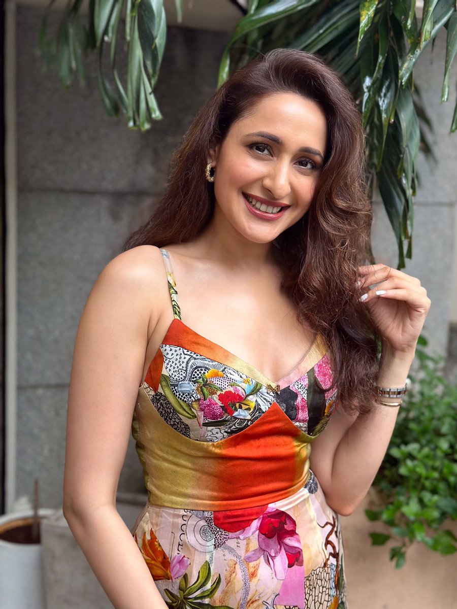 CutenessMania's tweet photo. #PragyaJaiswal https://t.co/FvUVtePkTz