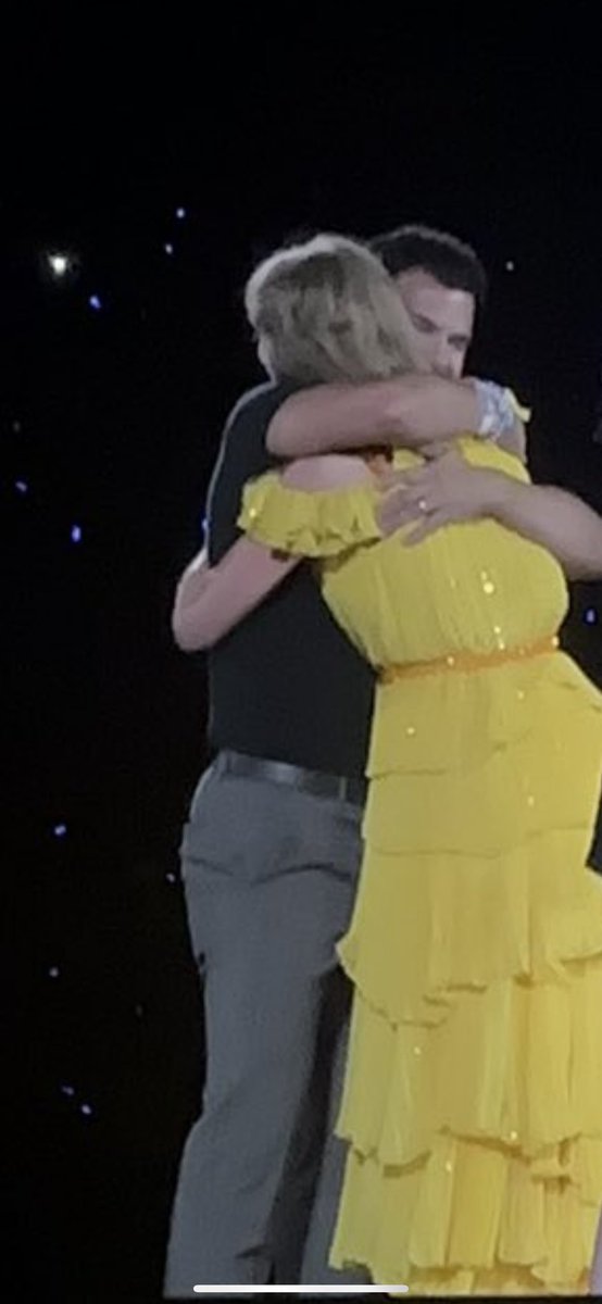 swiftieaus13's tweet photo. WHAT YEAR ARE WE IN https://t.co/996IiGd4qI