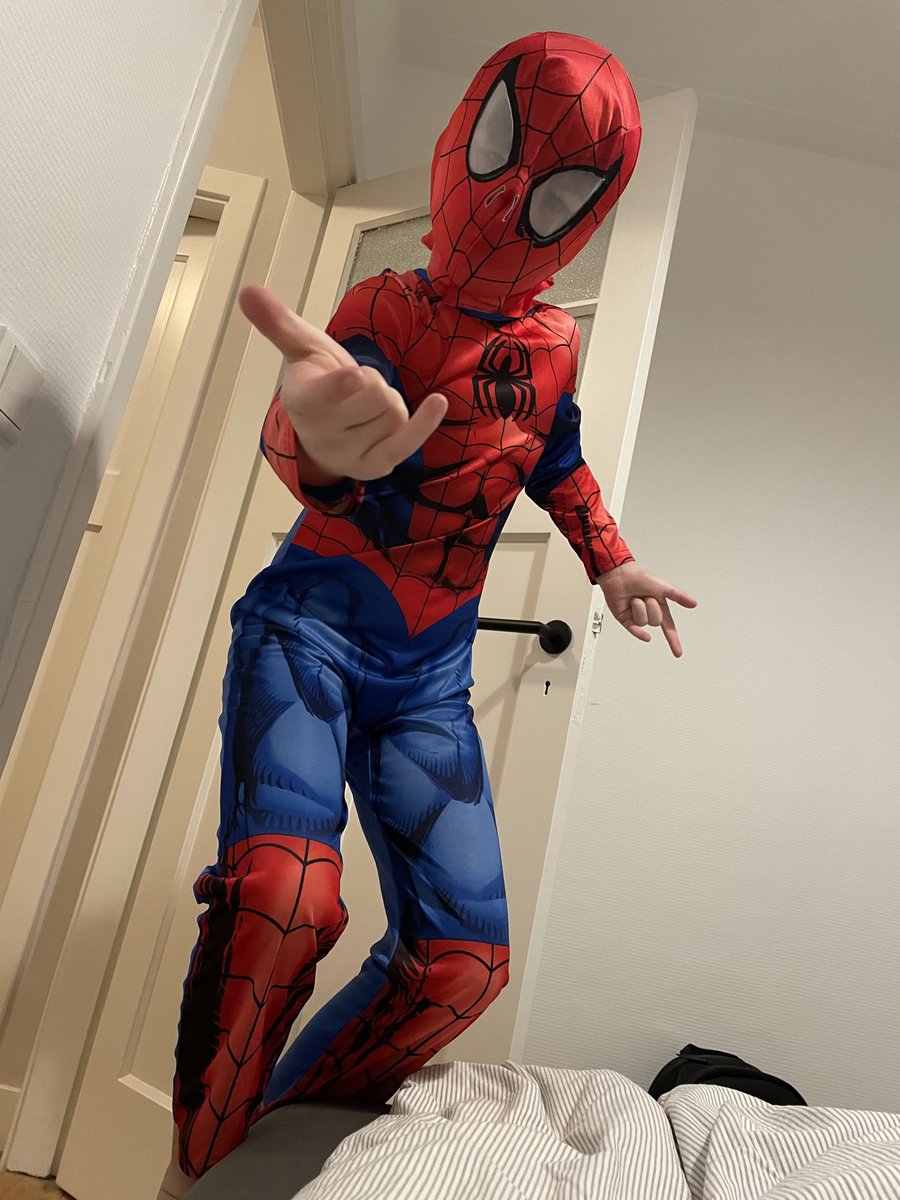 MicheleReijsen's tweet photo. Goedemorgen, is zes minuten na zes te vroeg voor spiderman als je nog maar net je ogen open hebt?
#kleinzoon #earlybird #Spiderman #wakywaky https://t.co/vhS1vJOvik