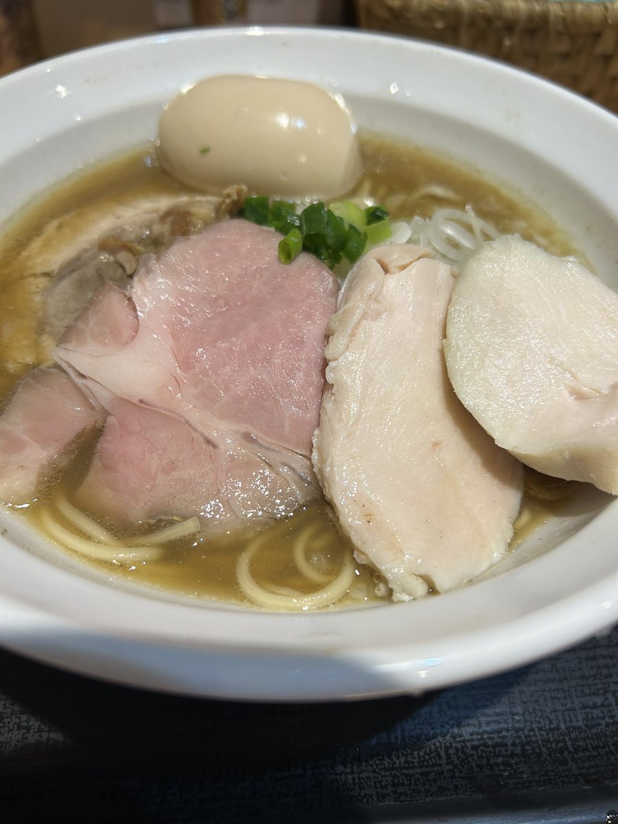 otamin_min's tweet photo. 春日部　金狼さん
特製　煮干そば　1500円
お昼に金狼さん
煮干そばをいただきました✨
煮干そば、半殺しの食券機に移動してた🤫
また、半殺し食べたいな
いつか、復活すればいいな
今日も美味しかったです
ご馳走さまでした♪ https://t.co/BZO9iR0Y5S