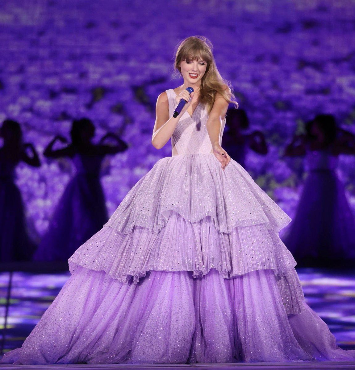 TSwiftLA's tweet photo. 🏟️ | Kansas City Show Recap

▪️New dress for “Enchanted” 
▪️ “Long Live” on the koi fish guitar 
▪️ “I Can See You” video premiere
▪️Brought out Taylor Lautner and Joey King onstage 
▪️ “Never Grow Up” and “When Emma Falls In Love” as surprise songs
#KCTSTheErasTour https://t.co/k1wyV2eXo2