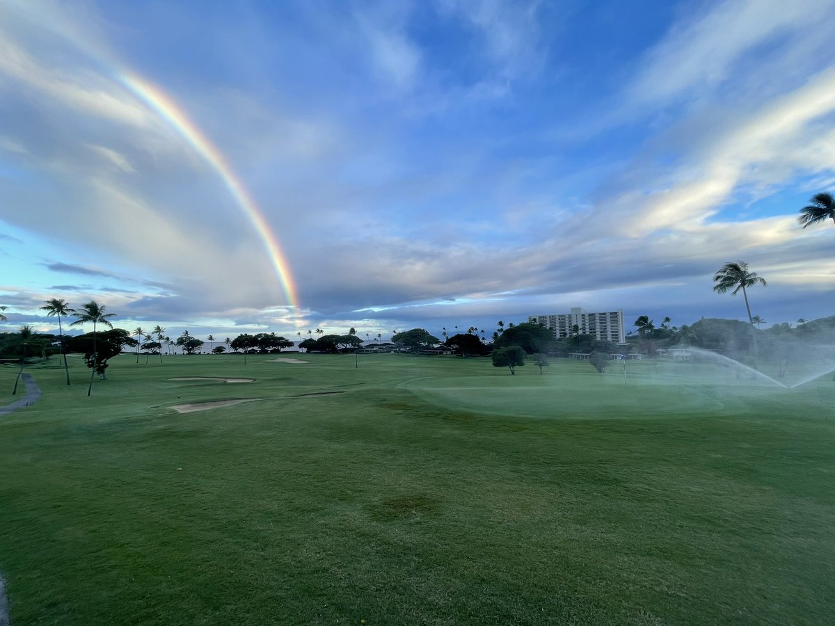 Just another day in Maui!😃🤙🏾 Aloha Fridays are the best