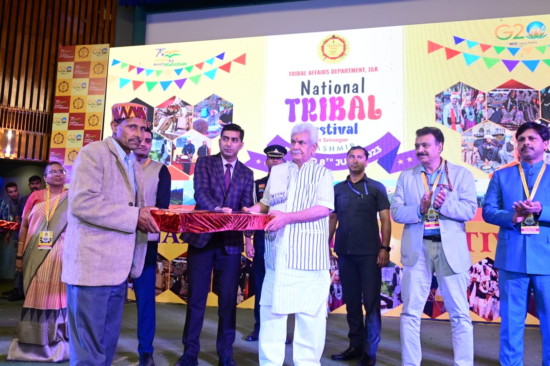 KashurAam's tweet photo. @OfficeOfLGJandK launched National Indigenous Gala,which commemorates the vibrant cultural legacy &amp; customs of indigenous communities.Event strives to offer a platform for tribal craftsmen,businesspersons to showcase their distinctive craft, fabric,masterpieces &amp; customary goods. https://t.co/Zh5sErtRCv