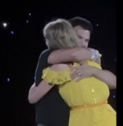 LaPuercaylor's tweet photo. LOS BACK TO DECEMBER STANS ESTAMOS GANANDO #KCTSTheErasTour https://t.co/Qa38UPTb12