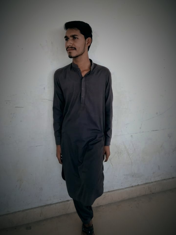 HamadullahAlla1's tweet photo. جنهن وقت به ڪنهن جو طوق ٽٽو
مون ايئن سمجهيو ڄڻ منهجي گردن هلڪي ٿي....... اياز https://t.co/3zgXh3p56e