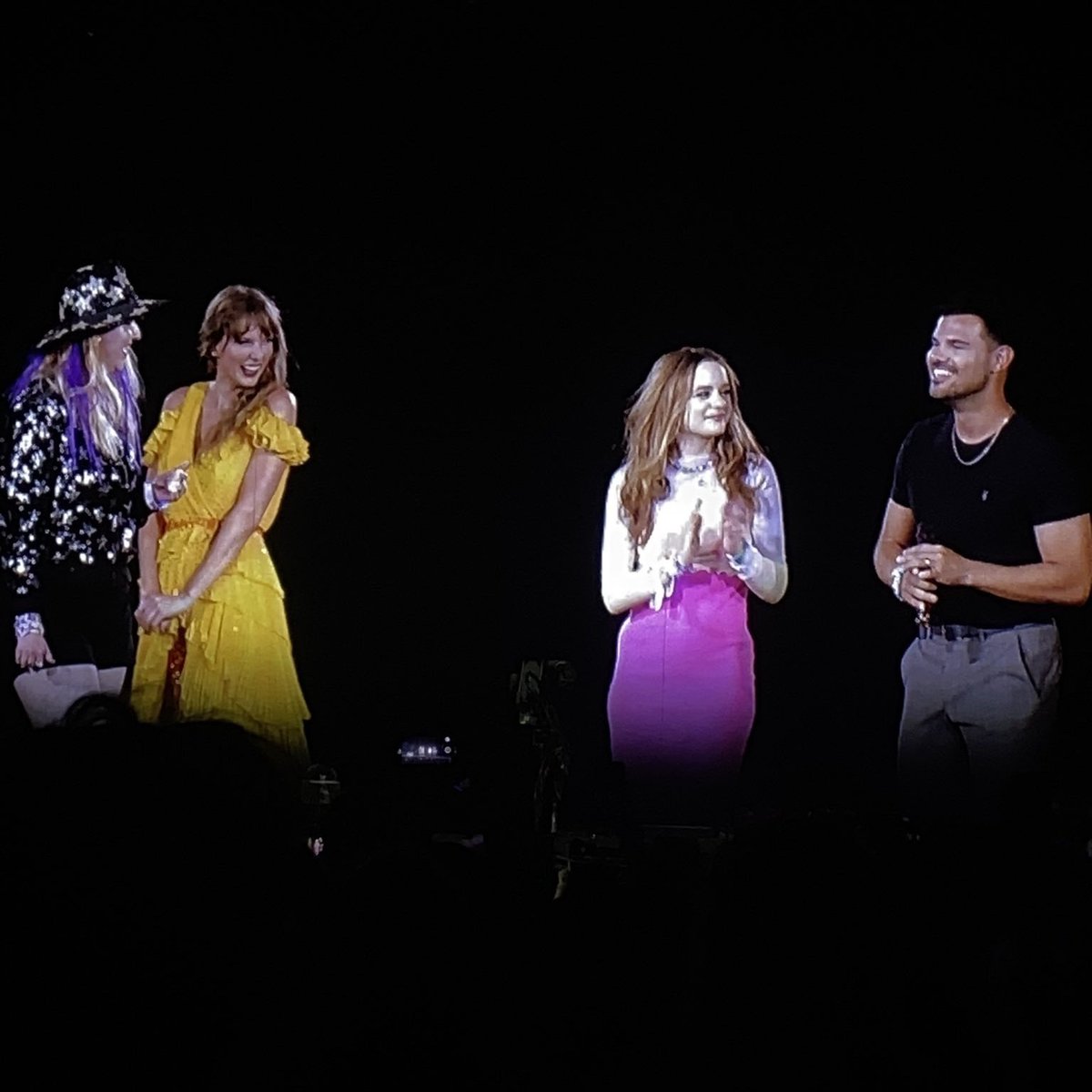 ACABOU! Taylor já finalizou a primeira noite de shows da "The Eras Tour" em Kansas City. 

Em uma noite temática do #SpeakNowTaylorsVersion, tivemos:

– Estreia do videoclipe de "I Can See You"
– Long Live na setlist com novo figurino
– Taylor Lautner, Joey King e Presley Cash no