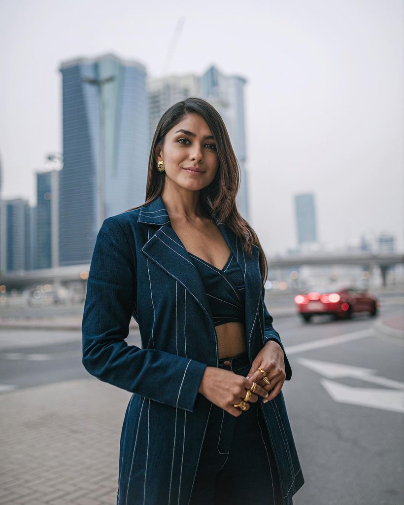 CutenessMania's tweet photo. #MrunalThakur https://t.co/4UiYCMYXlJ