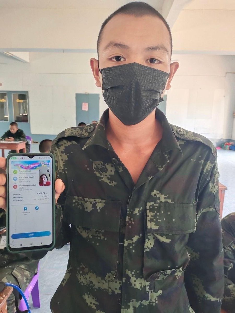 3_INFANTRY_DIV's tweet photo. “ ทหารใหม่ ส่งเงิน…ให้ครอบครัว”
.

ทหารใหม่ ร.8 พัน.1 โอนเงินเดือนแรก ผ่านระบบ online ให้ครอบครัว  , พูดคุย เติมพลังใจ ผ่าน VDO call 

#กองพลทหารราบที่3
#กองทัพภาคที่2
#กองทัพบก https://t.co/CWsR1B8Mmp