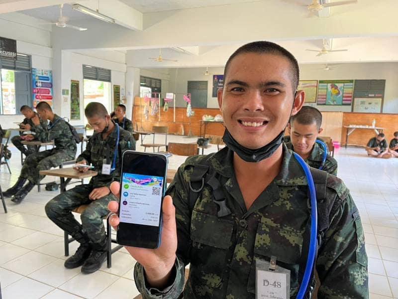 3_INFANTRY_DIV's tweet photo. “ ทหารใหม่ ส่งเงิน…ให้ครอบครัว”
.

ทหารใหม่ ร.8 พัน.1 โอนเงินเดือนแรก ผ่านระบบ online ให้ครอบครัว  , พูดคุย เติมพลังใจ ผ่าน VDO call 

#กองพลทหารราบที่3
#กองทัพภาคที่2
#กองทัพบก https://t.co/CWsR1B8Mmp