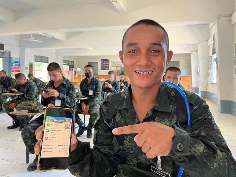3_INFANTRY_DIV's tweet photo. “ ทหารใหม่ ส่งเงิน…ให้ครอบครัว”
.

ทหารใหม่ ร.8 พัน.1 โอนเงินเดือนแรก ผ่านระบบ online ให้ครอบครัว  , พูดคุย เติมพลังใจ ผ่าน VDO call 

#กองพลทหารราบที่3
#กองทัพภาคที่2
#กองทัพบก https://t.co/CWsR1B8Mmp