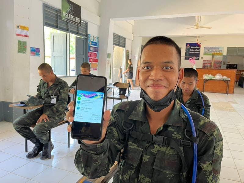 3_INFANTRY_DIV's tweet photo. “ ทหารใหม่ ส่งเงิน…ให้ครอบครัว”
.

ทหารใหม่ ร.8 พัน.1 โอนเงินเดือนแรก ผ่านระบบ online ให้ครอบครัว  , พูดคุย เติมพลังใจ ผ่าน VDO call 

#กองพลทหารราบที่3
#กองทัพภาคที่2
#กองทัพบก https://t.co/CWsR1B8Mmp