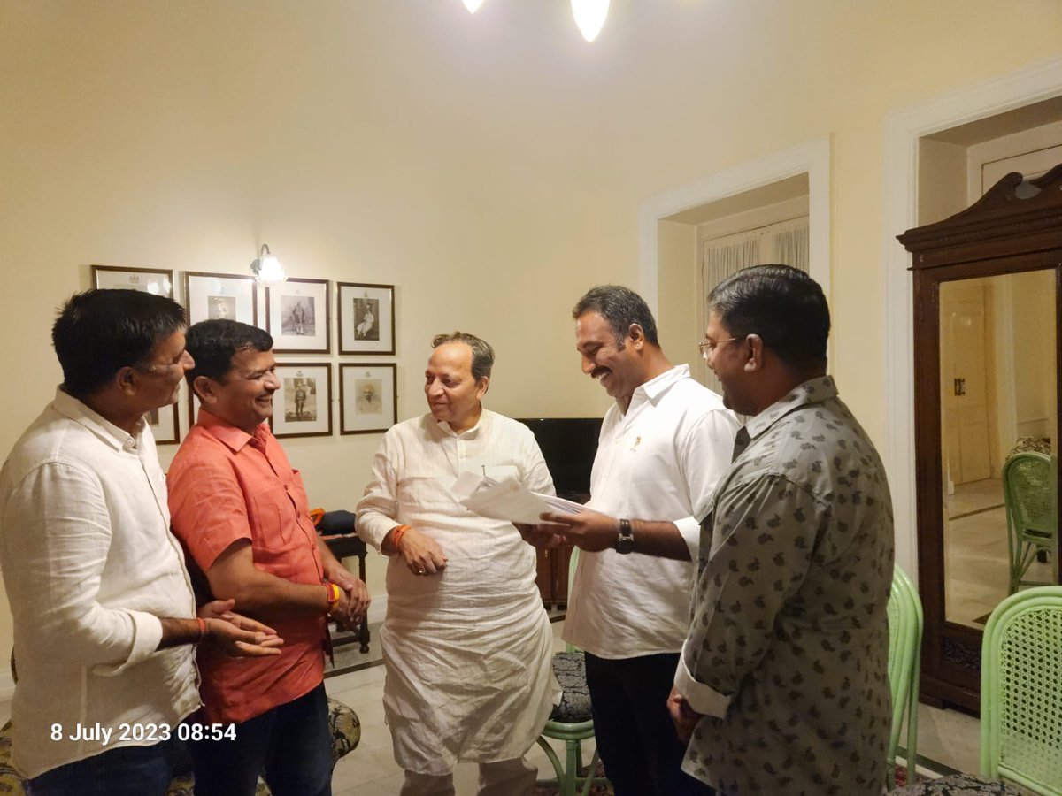 ईडब्ल्यूएस (#EWS) आरक्षण की केंद्र में सरलीकरण की मांग के तहत #भाजपा के राष्ट्रीय महासचिव एवं राजस्थान प्रभारी श्री <a href="/ArunSinghbjp/">Arun Singh</a> को सौंपा माननीय महावीर सिंह जी सरवड़ी का पत्र

<a href="/Shri_PF/">श्री प्रताप फाउंडेशन</a> के संयोजक माननीय महावीर सिंह जी के प्रतिनिधि के रूप में SKPF के कार्यकर्ताओं ने आज... 1/4