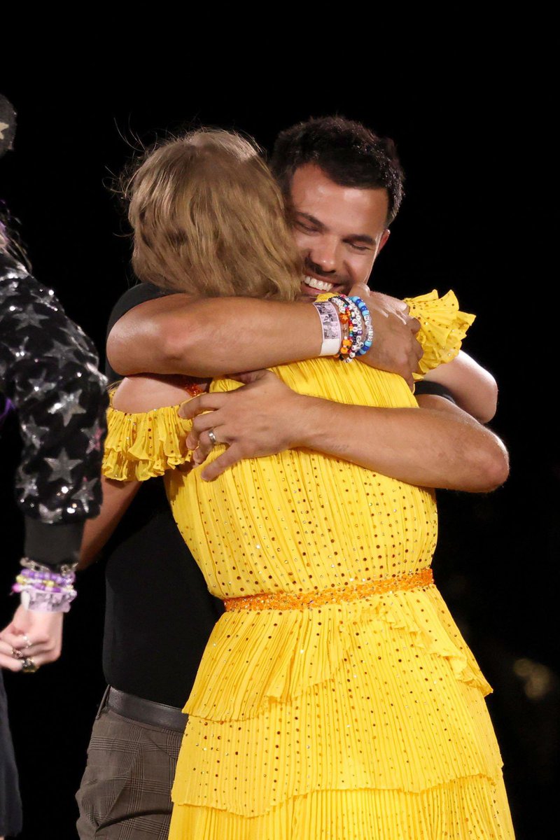 popcultureshub's tweet photo. Taylor Swift and Taylor Lautner are seen onstage for night one of Taylor Swift | The Eras Tour. https://t.co/xiGk6AZcaJ