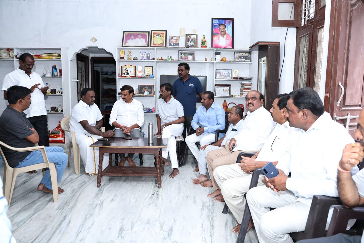 KPR_BRS's tweet photo. మొన్న రాత్రి సిద్దిపేట వెళ్తుండగా కారుకి ప్రమాదం జరిగి గాయపడ్డ దుబ్బాక 14 వ వార్డ్ కౌన్సిల్లెర్ ఆస యాదగిరి గారిని కలిసి వారి బాగోగులు అడిగి తెలుసుకున్నాను .
మీ.మెదక్ పార్లమెంటు సభ్యులు కొత్త ప్రభాకర్ రెడ్డి గారు
#BRSParty
#KCR
#Harishraothanneru
#KTRamaRao
#kprbrs
#Dubbaka https://t.co/sXTW1jZ3Lc