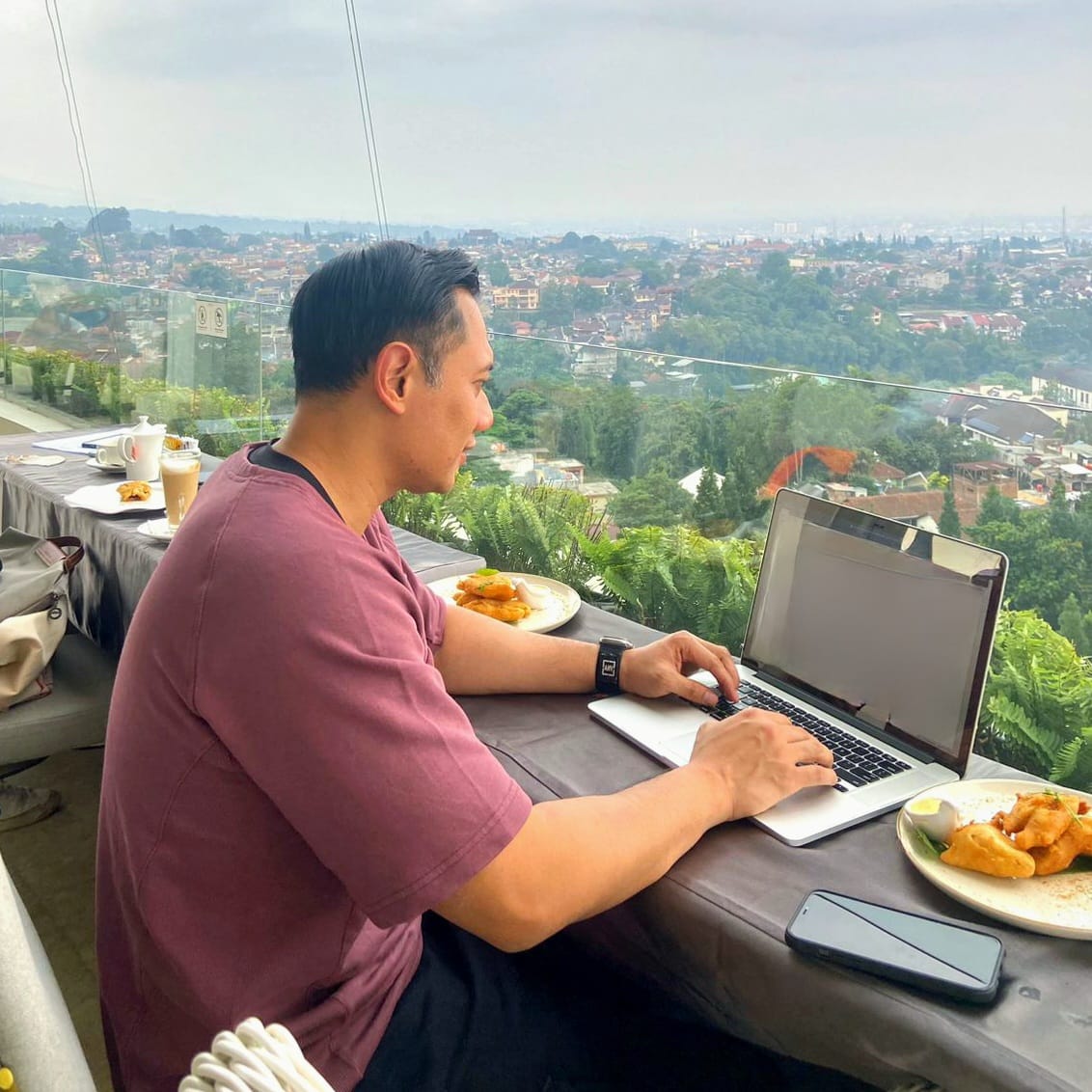 AgusYudhoyono's tweet photo. Kalo kata anak jaman sekarang "Work with a view" di Bandung. Pemandangannya bikin pikiran fresh dan fokus, lumayan buat cari2 inspirasi. Kalau teman2 biasa cari inspirasi dimana? https://t.co/RmjiMdkl4n