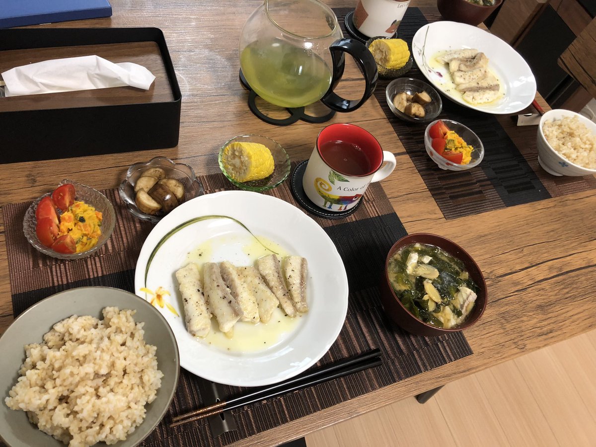 RYO17832564's tweet photo. いつもの掘り出し物魚介を求めに魚屋さん行って真鯛のアラと本マグロの血合を大量に仕入れてきて煮込みにアラ汁、アラのムニエルでお得ご飯🤤

今日の昼御飯
玄米
真鯛のアラムニエル
カボチャのサラダ
ナスの漬け物
とうもろこし
真鯛のアラ汁
#おうちごはん #料理好きな人と繋がりたい https://t.co/gPQTrx6Cfc