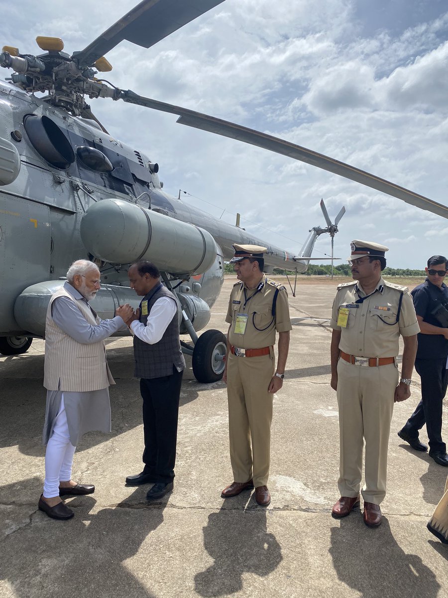 PMOIndia's tweet photo. PM @narendramodi reached Warangal, where he will inaugurate various development works. https://t.co/3KT4i2quMY
