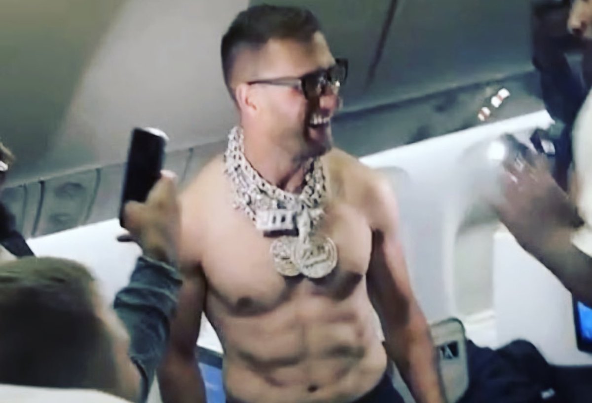 TravisPederson3's tweet image. “That mother fucker back there is not real”