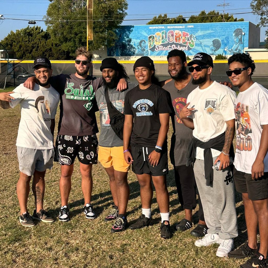 TuvaiF's tweet photo. Thank you for your generosity @Juju Smith-Schuster! #ColtLoveColtLearning
@CHScoltsFB 
@FBCoachC 
@CoachJack_CHS 
@coachces https://t.co/YstHzHdFyt