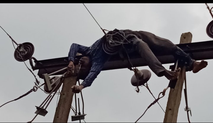 लाखो की सैलरी और लाखो का बीमा पाने वाला लाइन के नीचे से निर्देश देता है और
8000 वाले से लाइन में चढ़ा के डेंजर काम करवाया जाता है 
वाह रे शासन तोर व्यवस्था 😡😡
 #नियमितकरण #शर्मकरो <a href="/bhupeshbaghel/">Bhupesh Baghel</a> <a href="/TS_SinghDeo/">T S Singhdeo</a>
<a href="/ANIYAMIT1/">अनियमितता से आजादी</a>
