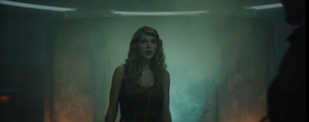 flightlesspcn's tweet photo. Inside of the vault flashing blue?! 
1989 TV sign at the end? 
‘1989 (Taylor’s Version)’ is coming! 
#ICanSeeYouMusicVideo https://t.co/03UFwb8rnm
