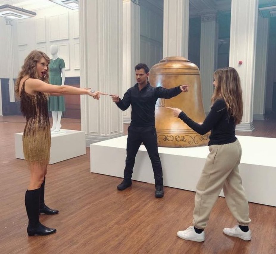 drvnkinlve's tweet photo. lo más gracioso es el hecho de que seguramente la que tiro la idea fue taylor https://t.co/TGcr6jRKvK