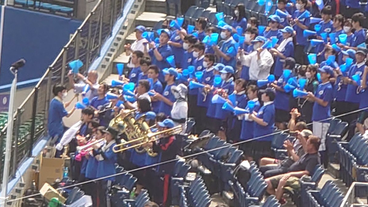 千葉県高校野球いよいよ開幕☺
船橋古和釜vs袖ケ浦は、5回終了1-0で袖ヶ浦がリード。
自分の超地元、古和釜がよく踏ん張っている試合。
この後の奮起に期待❗

公立高校同士の1回戦でも吹奏楽応援が当たり前なのが我が吹奏楽王国千葉県🎵