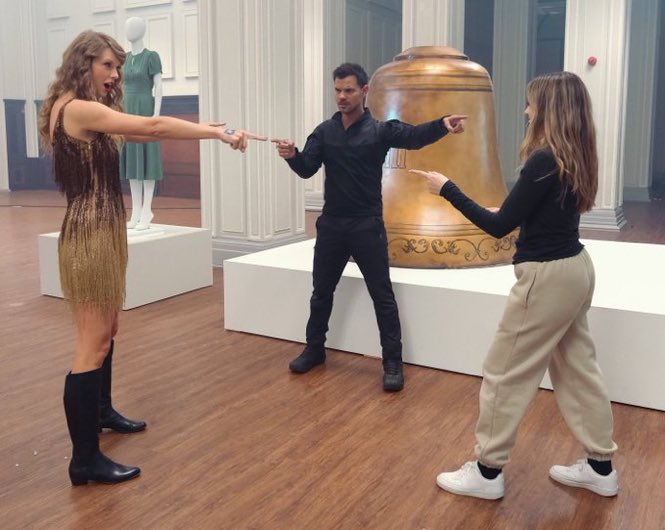 SwiftNYC's tweet photo. Not Taylor, Taylor and Taylor recreating this meme 😭💀 #SpeakNowTaylorsVersion 

“Him and his wife have become some of
my closest friends and it’s very convenient because we all share the same name.” - Taylor Swift on Taylor Lautner https://t.co/NgZLbrJg2q