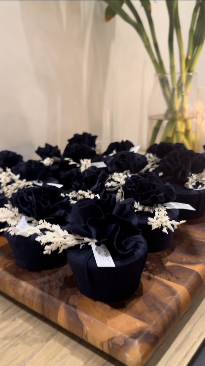 6branches's tweet image. توزيعات العيد عباره عن معطرات سياره مغلفه بالقماش