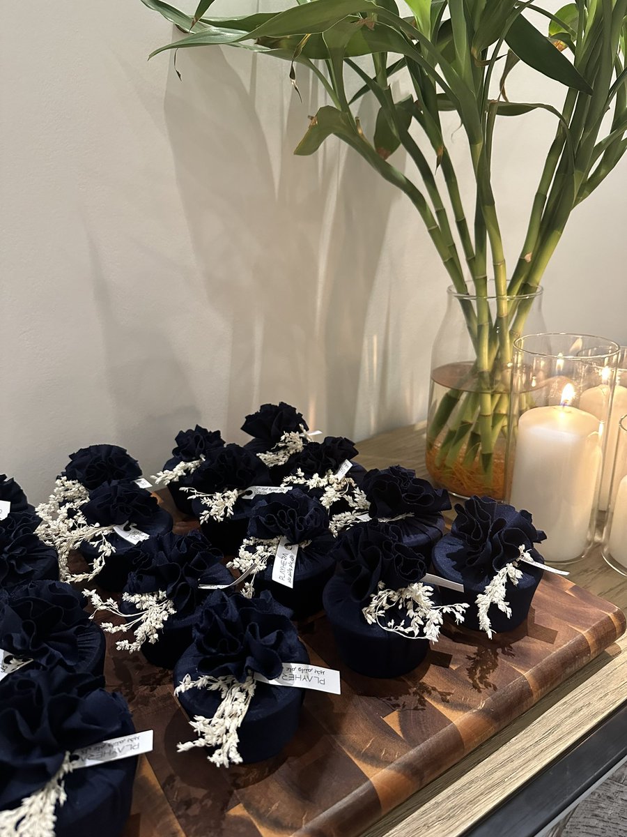 6branches's tweet image. توزيعات العيد عباره عن معطرات سياره مغلفه بالقماش