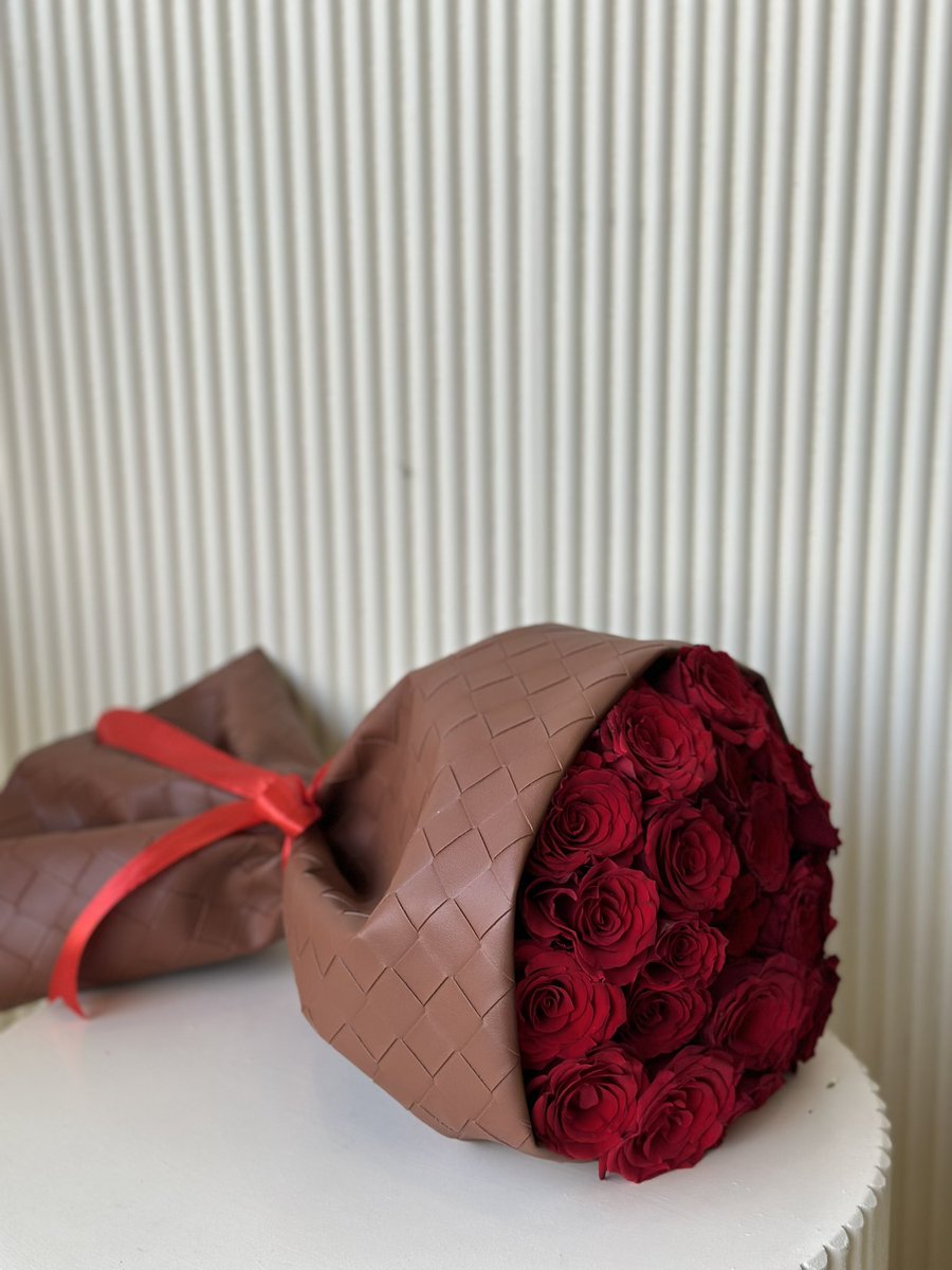 6branches's tweet image. باقة ورد 🌹 احمر مغلفة بالجلد