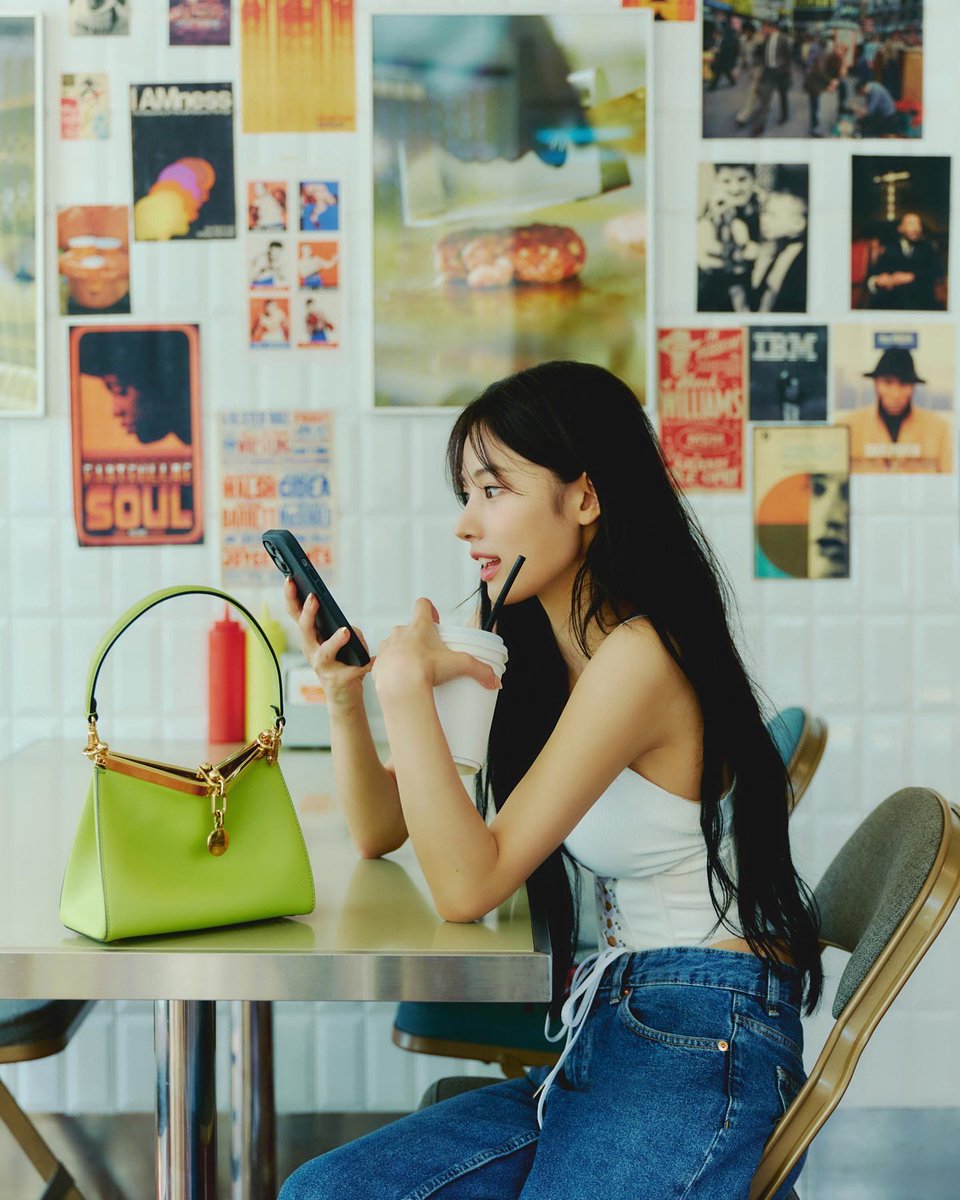faIIingin_faII's tweet photo. #AD @ etro
#JINI #지니 https://t.co/Nr1rRhsZru