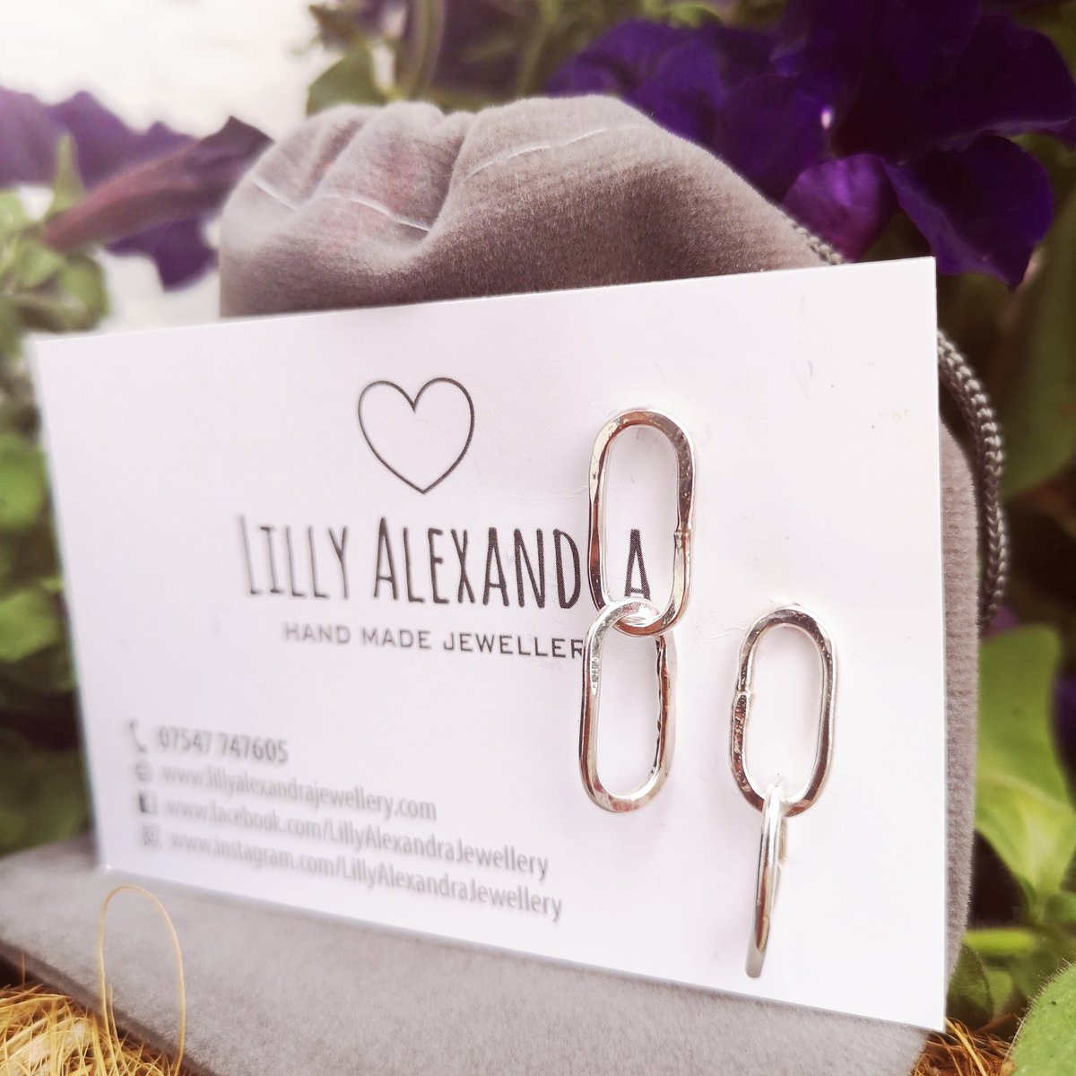 Lillyalexandra3's tweet image. Another summer staple and very #ontrend, paperclip style earrings. Slightly hammered sterling silver. #ukgiftam #shopindie #supportsmallbusiness #giftideas #shoplocal #nottingham #jewellery #bottomlessbrunch #henparty