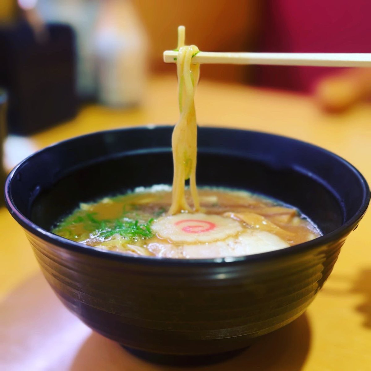 Jimny_Jim23's tweet photo. #スシロー宇部恩田店 #和歌山ラーメン #期間数量限定
#スシロー #あきんどスシロー #回転寿司 #メンロー #回転寿司ラーメン
#中華そば #中華 #豚骨しょうゆ #豚骨スープ #Wしょうゆ #2種類の醤油 #濃厚 #チャーシュー #なると #メンマ #ねぎ #スシロー中太麺 #全粒粉 #272kcal https://t.co/s7CxkrFLhf