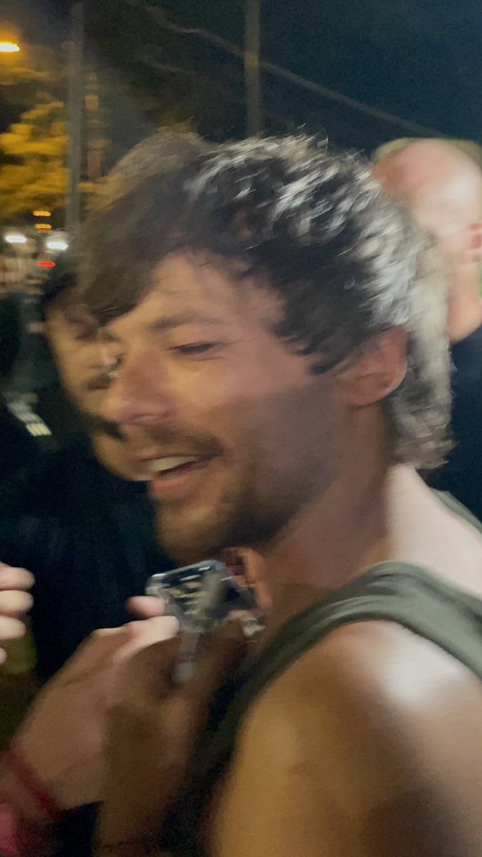 📸| Louis mientras conocía a fans luego del concierto de esta noche!!

#FITFWTAustin 

©️ sapsngeorge