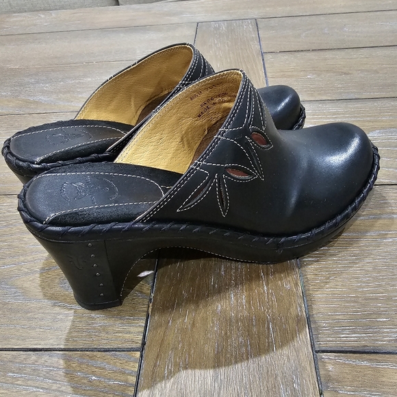 kaymckin5's tweet photo. So good I had to share! Check out all the items I'm loving on @Poshmarkapp #poshmark #fashion #style #shopmycloset #toms #frye: https://t.co/HSLAXGjW1M https://t.co/HjkCqBxIx4