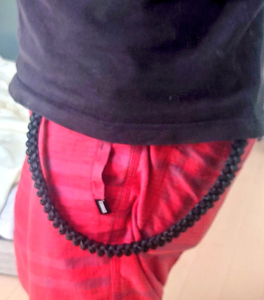 sauna_standard2's tweet photo. パラコードアクセサリーにハマってしまい前回ハンドメイドブレスレットの作者に年甲斐も無くウォレットロープのオーダー👍✨
パッと見は普通だけど、よく見るとスカルビーズが沢山👹ロープもリフレクター入りのいいヤツにした☘️年取ってもちゃんとオシャレしないとね💦
#seventhcode https://t.co/t7Md60NDXe