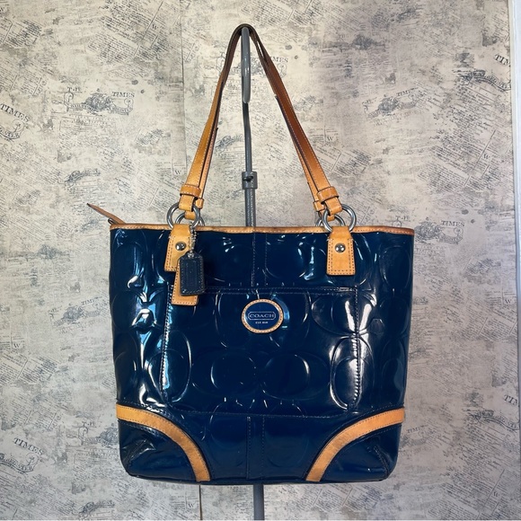EmeraldAlice77's tweet image. So good I had to share! Check out all the items I'm loving on @Poshmarkapp from @Stage2Treasures #poshmark #fashion #style #shopmycloset #coach #tofa: posh.mk/kWBN59l6fBb