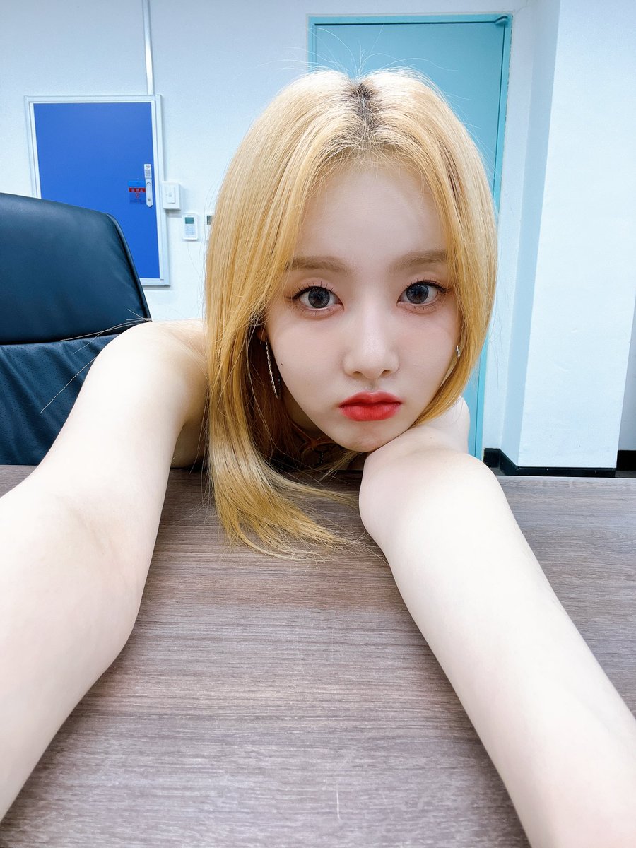 STAYC_talk's tweet photo. 🐩💬
생머리 휘날리며🧡 
예산이 좋았던 그녀💙

#STAYC #스테이씨 #Sieun #시은 https://t.co/bZ3s7GBJsI