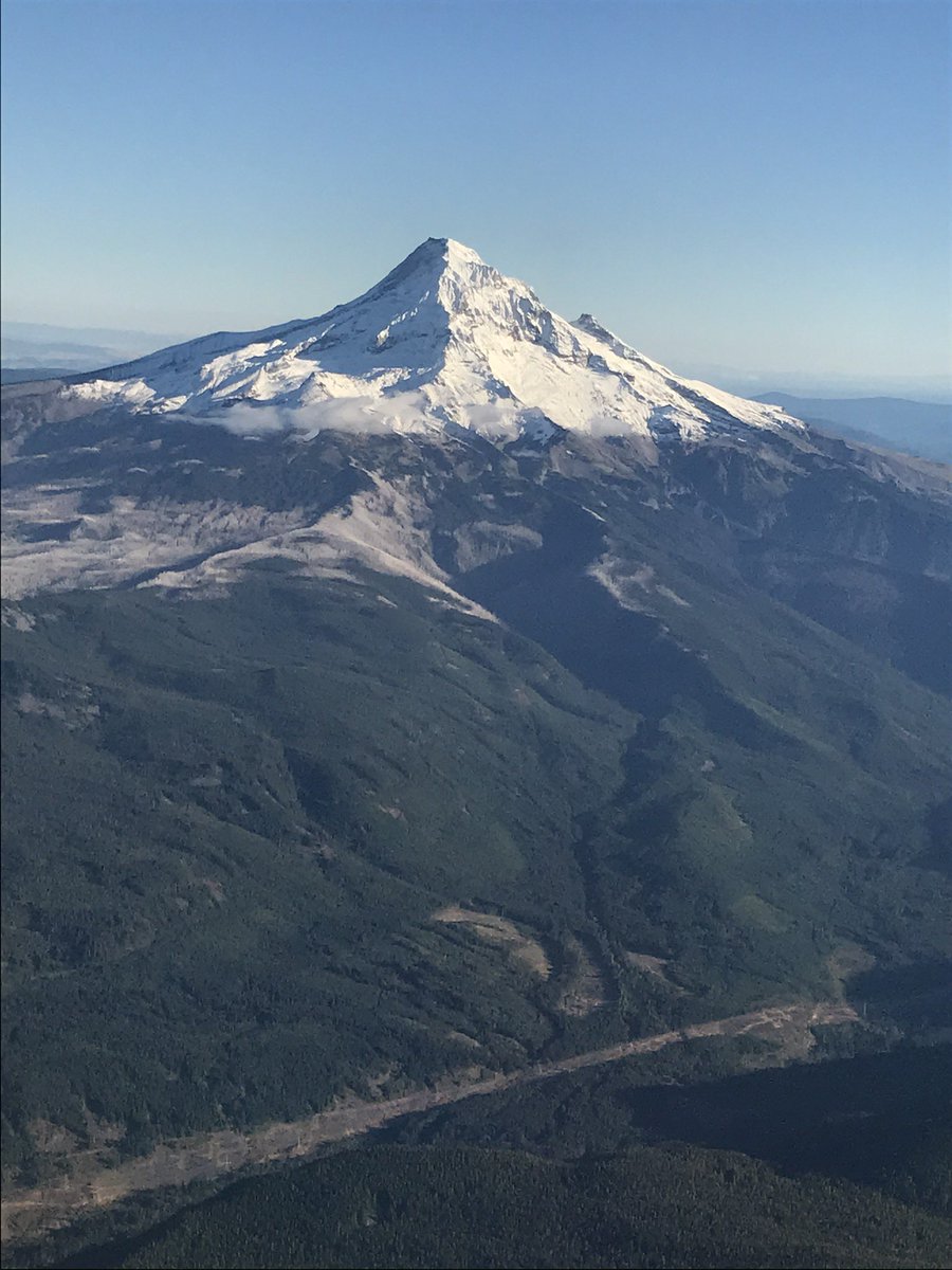 jgrayrocks's tweet photo. @AlaskaAir As a geologist, I can confirm the correct answer is the window seat. #MtHood https://t.co/ukYiEUbmNj