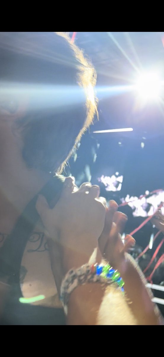 louissbigtoe's tweet photo. I touched his shoulder! 😭 #FITFAustin https://t.co/boxgZBndAG