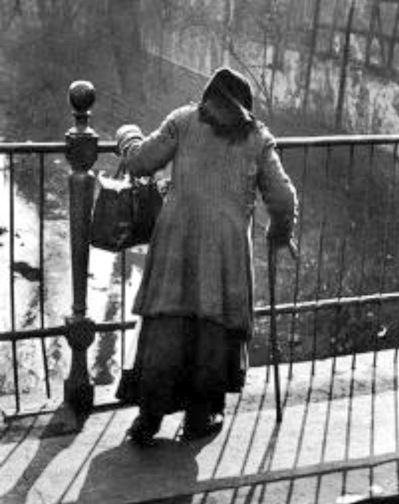 Letnapark's tweet photo. ... die Menschen in ihre tiefsten Erniedrigung nicht beschämen...

Walter #Ballhause *3.4.1911 Hameln - 8.7.1991 Plauen

Der “unsichtbare Fotograf", #Arbeiterfotografie. [Walter-Ballhause-Archiv, Plauen https://t.co/wzeYTvGdki ] 

(manche der Bilder könnten von heute sein) https://t.co/3N4yaLGbvy