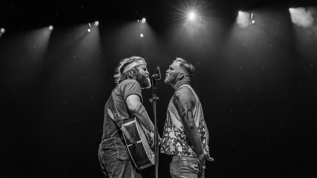 cjbown's tweet photo. @CharlesWesleyG x @zachlanebryan x @Summerfest .

#milwaukee #mke #summerfest https://t.co/lB998kIoEi