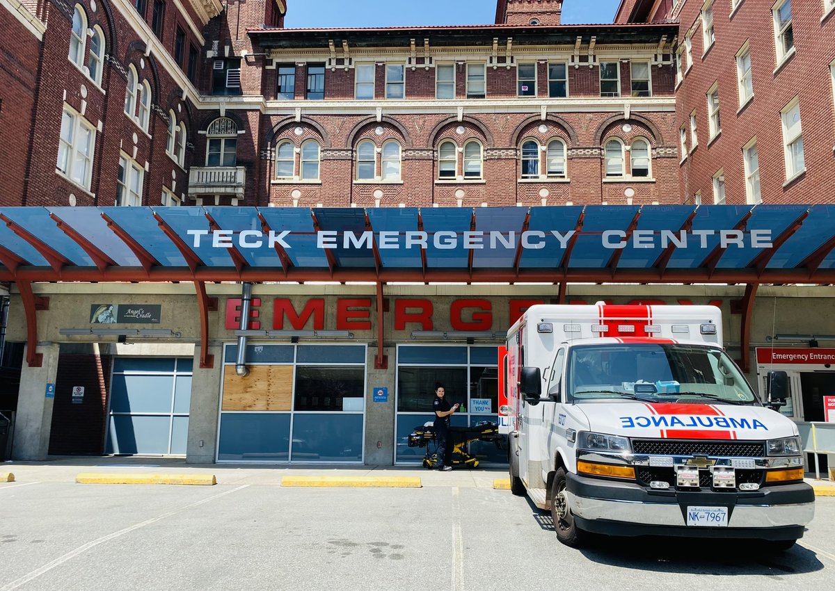 Northernmedic's tweet photo. Busy day in #vancouver - great working with multiple @BC_EHS crews today on some high acuity patients, and catching up with more of the CGPP team also out in North Van. #paramedic #clinicalfriday #bcehs #InternationalParamedicsDay https://t.co/yZcqxct3bS