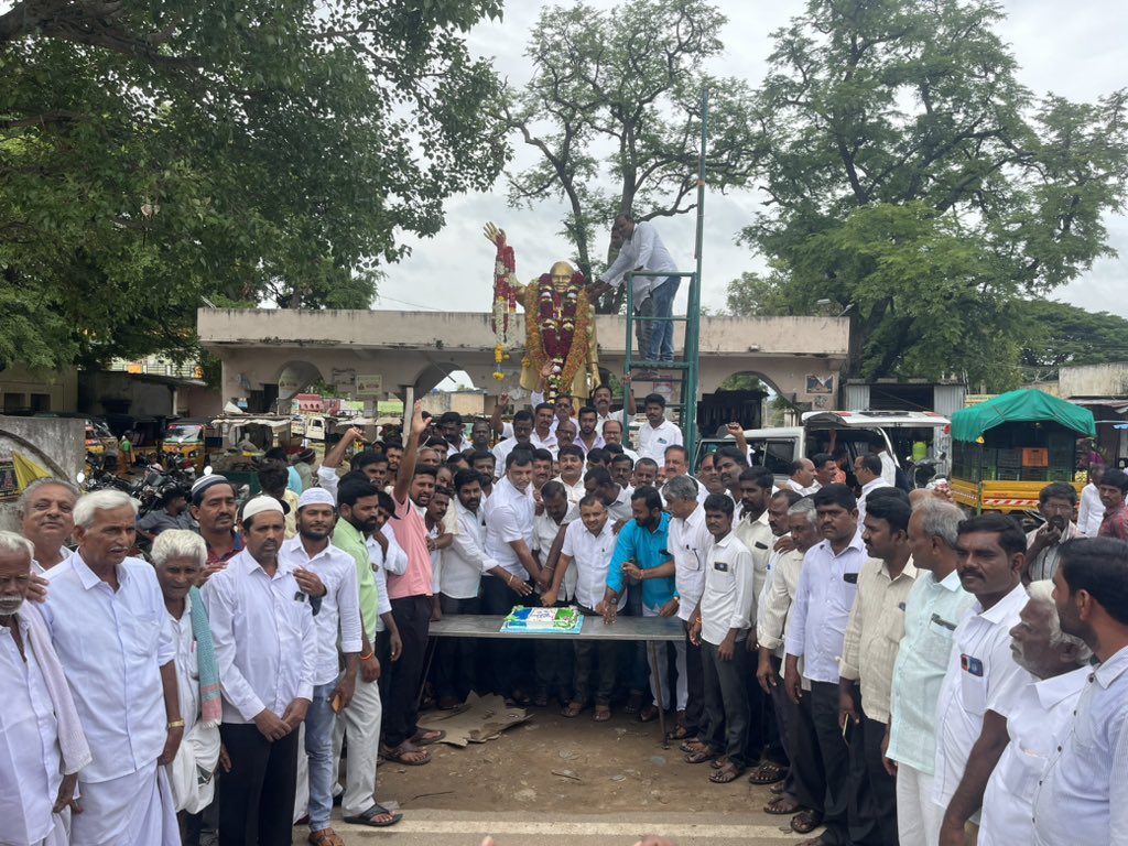 urskskr's tweet photo. మహానేత డా. వై. యస్. రాజశేఖరరెడ్డి గారి 74వ జయంతి సందర్భంగా చిలమత్తూరు మండల కేంద్రంలోని వైయస్సార్ విగ్రహం వద్ద ఏర్పాటు చేసిన కార్యక్రమంలో పాల్గొని వైయస్సార్ విగ్రహానికి పూలమాలలు వేసి నివాళులర్పించడం జరిగింది https://t.co/S4ZTVgXQMz